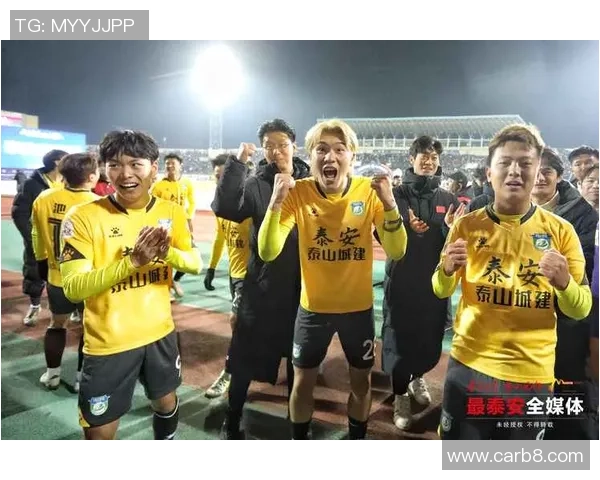 足球明星进球后的激情庆祝瞬间与球迷互动的感人时刻